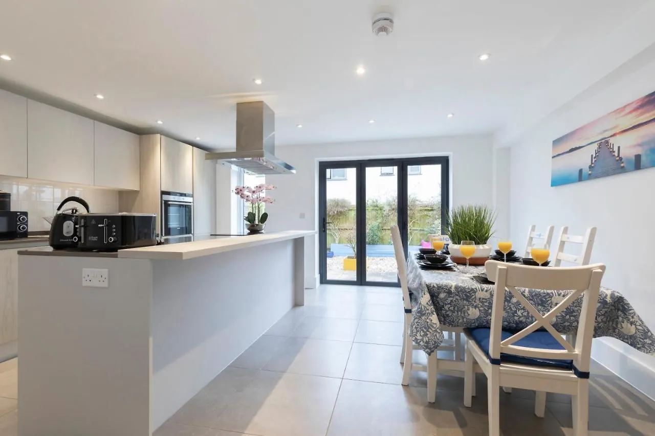 Spacious 3 Bed Home Cheltenham