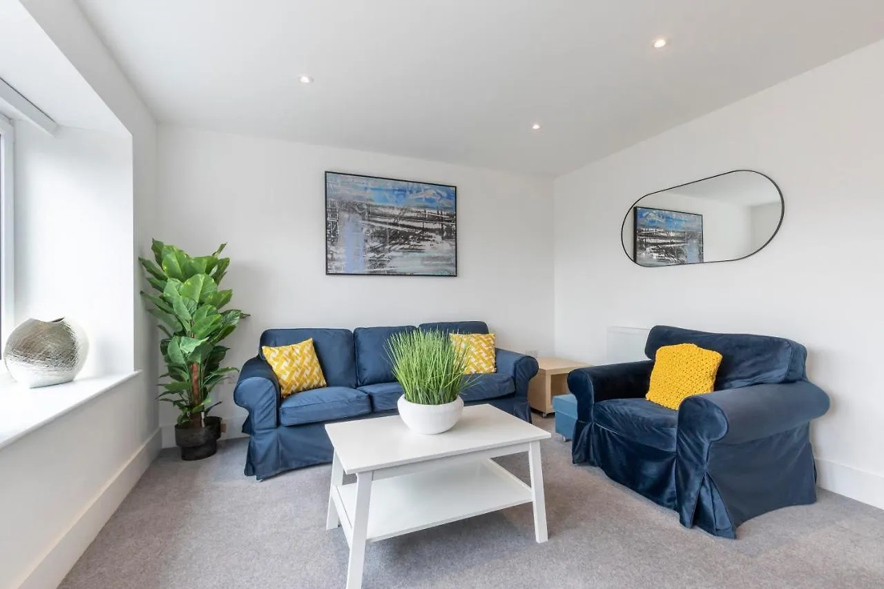 Spacious 3 Bed Home Cheltenham Holiday home