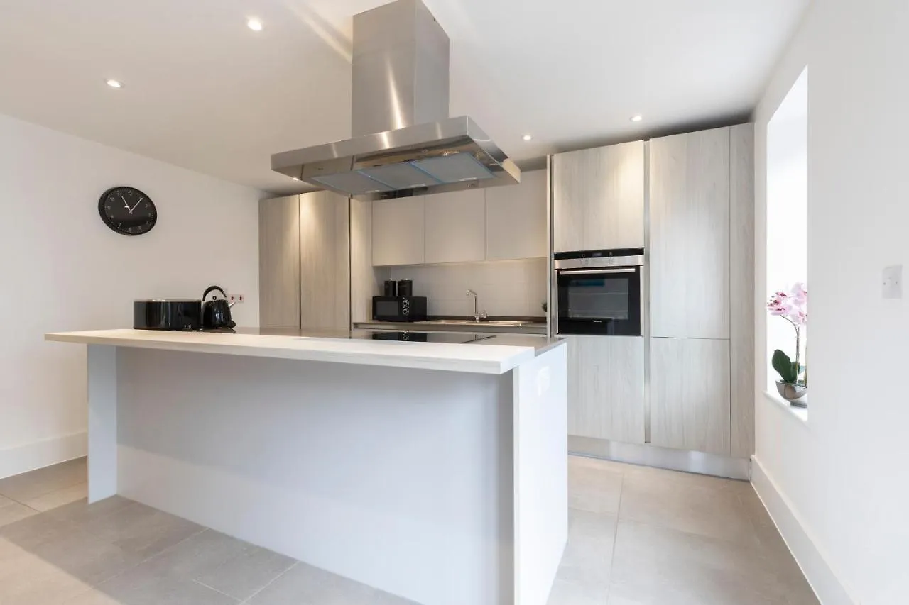 Spacious 3 Bed Home Cheltenham Holiday home