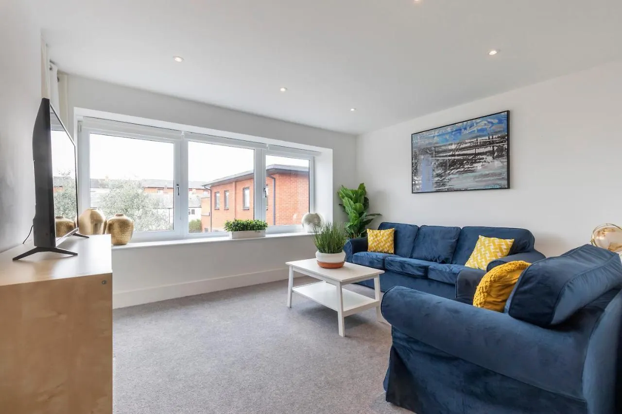 Spacious 3 Bed Home Cheltenham Holiday home
