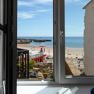 Lighthouse View: Seaside Retreat With Sky Tv And Free Parking Scarborough