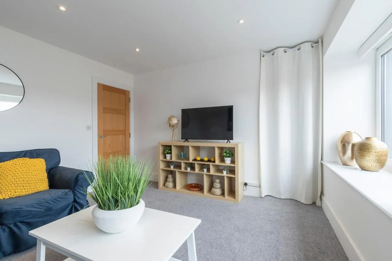 Spacious 3 Bed Home Cheltenham 0*,  United Kingdom