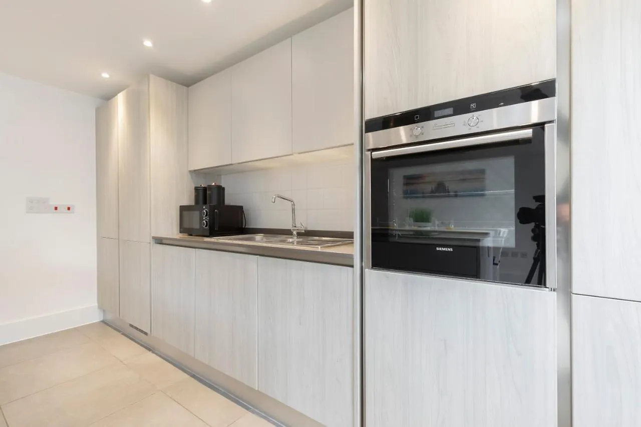 Spacious 3 Bed Home Cheltenham