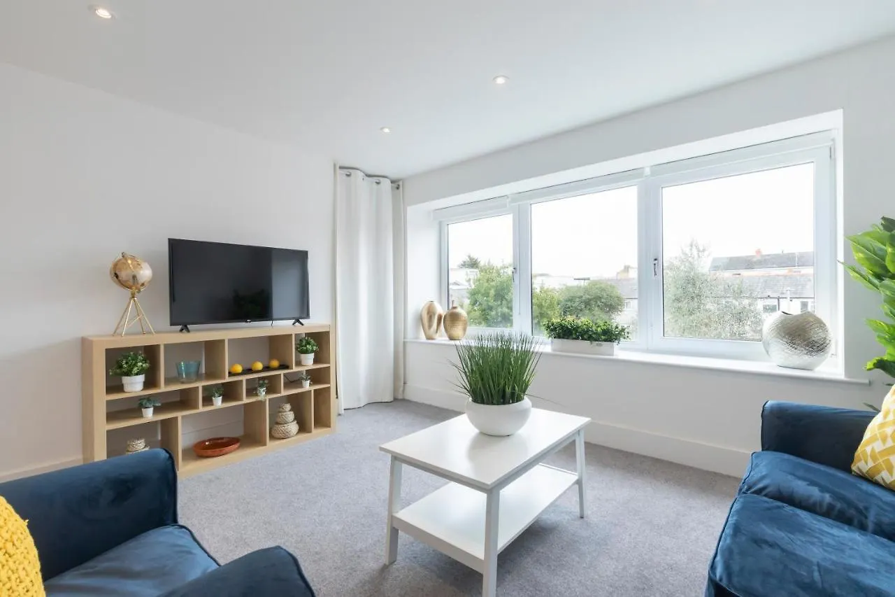 Spacious 3 Bed Home Cheltenham 0*,  United Kingdom